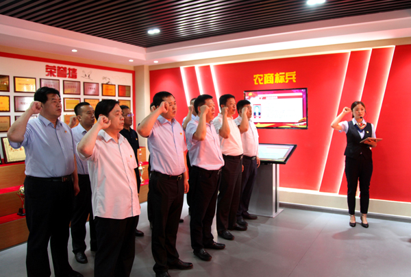 ���غ�ɫ����